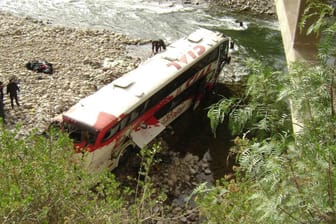 Immer wieder kommt es wie hier 2007 zu schlimmen Busunglücken in Peru (Archivbild). Am Freitag stürzte ein Bus 500 Meter in die Tiefe.
