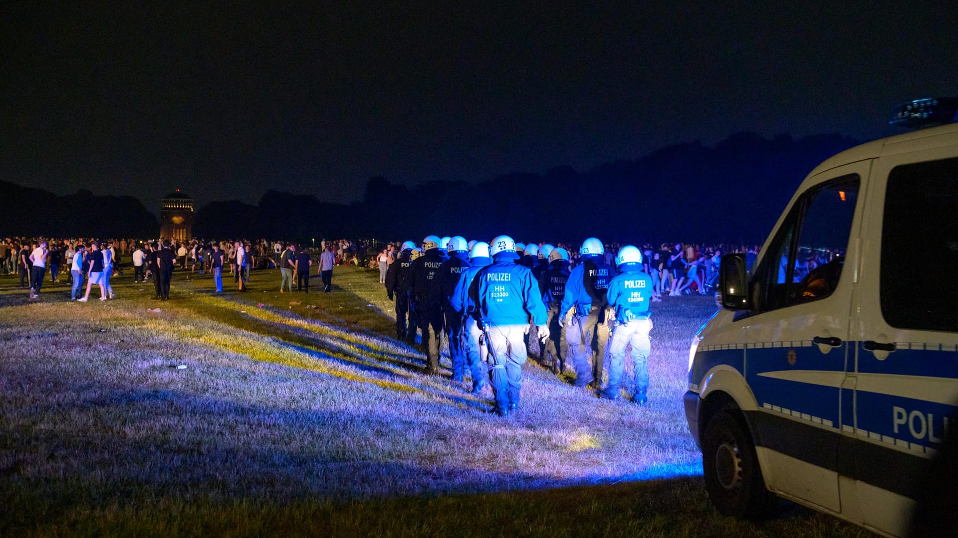 Polizeieinheiten gehen auf die Menschen zu, die im Hamburger Stadtpark gefeiert haben. Sie mussten das Gelände verlassen. Polizeieinheiten gehen auf die Menschen zu, die im Hamburger Stadtpark gefeiert haben. Sie mussten das Gelände verlassen.