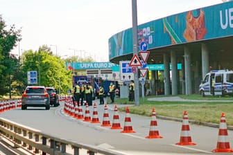Polizisten bei der Sicherheitskontrolle an der Zufahrt vor der Allianzarena: Die Zahl der Beamten wurde noch einmal erhöht.