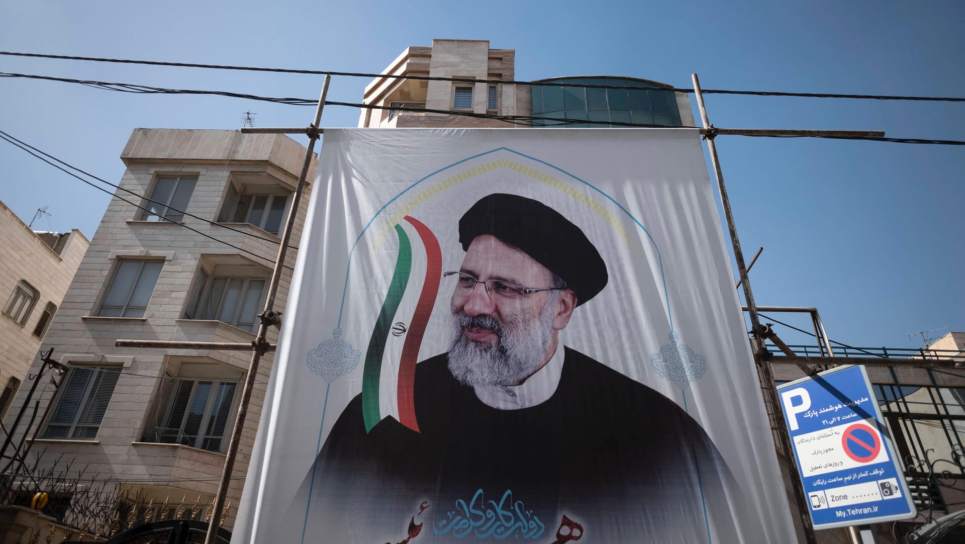 Wahlplakat für Ebrahim Raisi: Der ultrakonservative Justizchef galt bereits vor den Wahlen als Favorit.