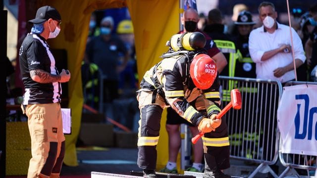 Teilnehmer absolvieren bei den "FireFit European Championships" den Parcours: 400 Retter messen sich bei dem Wettbewerb. Teilnehmer absolvieren bei den "FireFit European Championships" den Parcours: 400 Retter messen sich bei dem Wettbewerb.