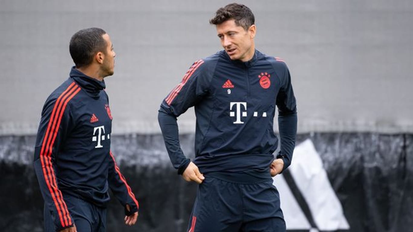 Lange Teamkollegen beim FC Bayern, nun Gegner bei der EM: Spaniens Thiago (l) und Polens Robert Lewandowski.