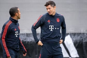 Lange Teamkollegen beim FC Bayern, nun Gegner bei der EM: Spaniens Thiago (l) und Polens Robert Lewandowski.