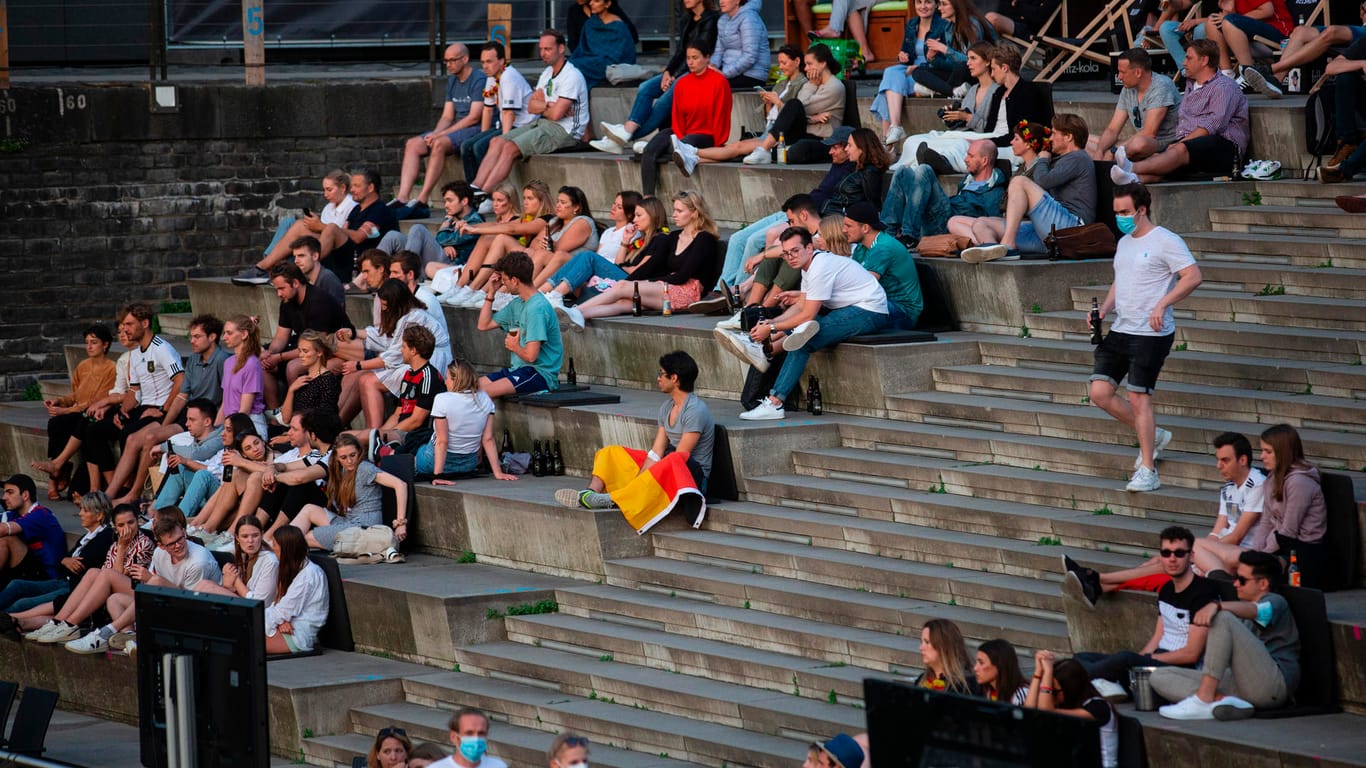 Beliebter Ort zum Fußballschauen (Archivbild): Das Open-Air-Kino im Rheinauhafen war schon zum Auftaktspiel der Deutschen Nationalmannschaft gut gefüllt.