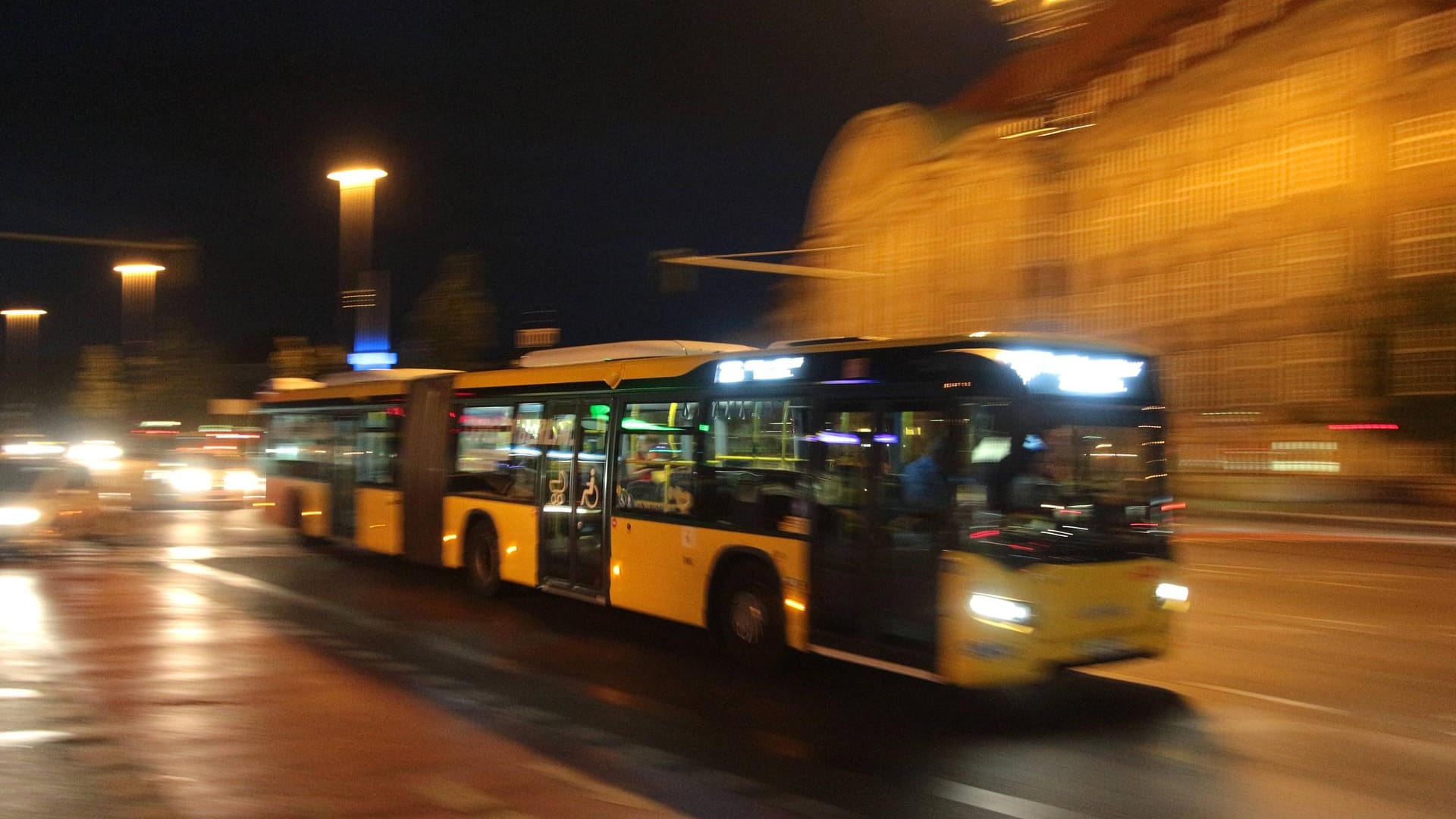 Ein Linienbus während der Fahrt (Symbolbild): In Hamm ist ein Mann von einem Bus erfasst und schwer verletzt worden. Ein Linienbus während der Fahrt (Symbolbild): In Hamm ist ein Mann von einem Bus erfasst und schwer verletzt worden.