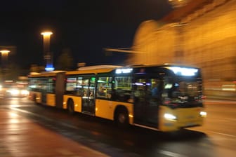 Ein Linienbus während der Fahrt (Symbolbild): In Hamm ist ein Mann von einem Bus erfasst und schwer verletzt worden.
