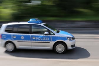 Ein Polizeiauto fährt in Erfurt: Im Brühler Garten ist ein Mann angegriffen worden.