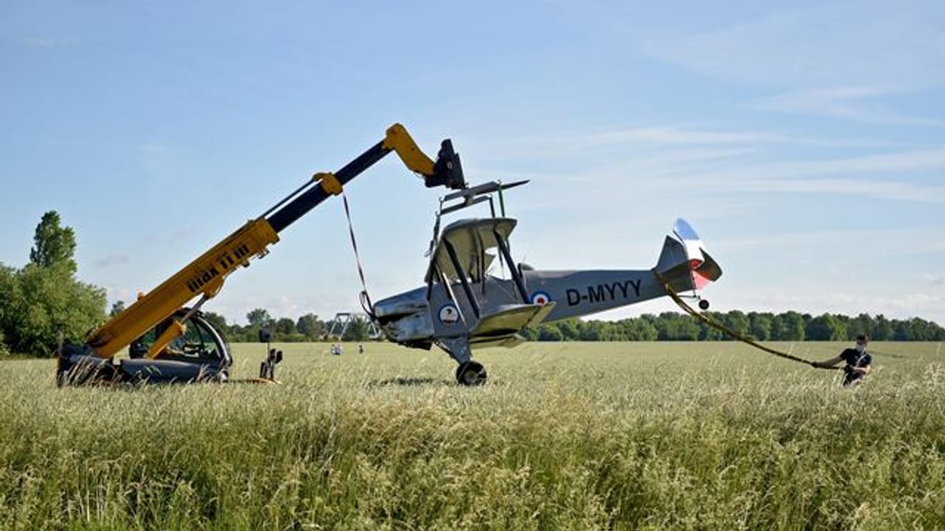 Ein Ultraleichtflugerät der Marke Kiebitz wird nach einer Notlandung auf einem Getreidefeld geborgen: Der Pilot wurde bei dem Unfall leicht verletzt.
