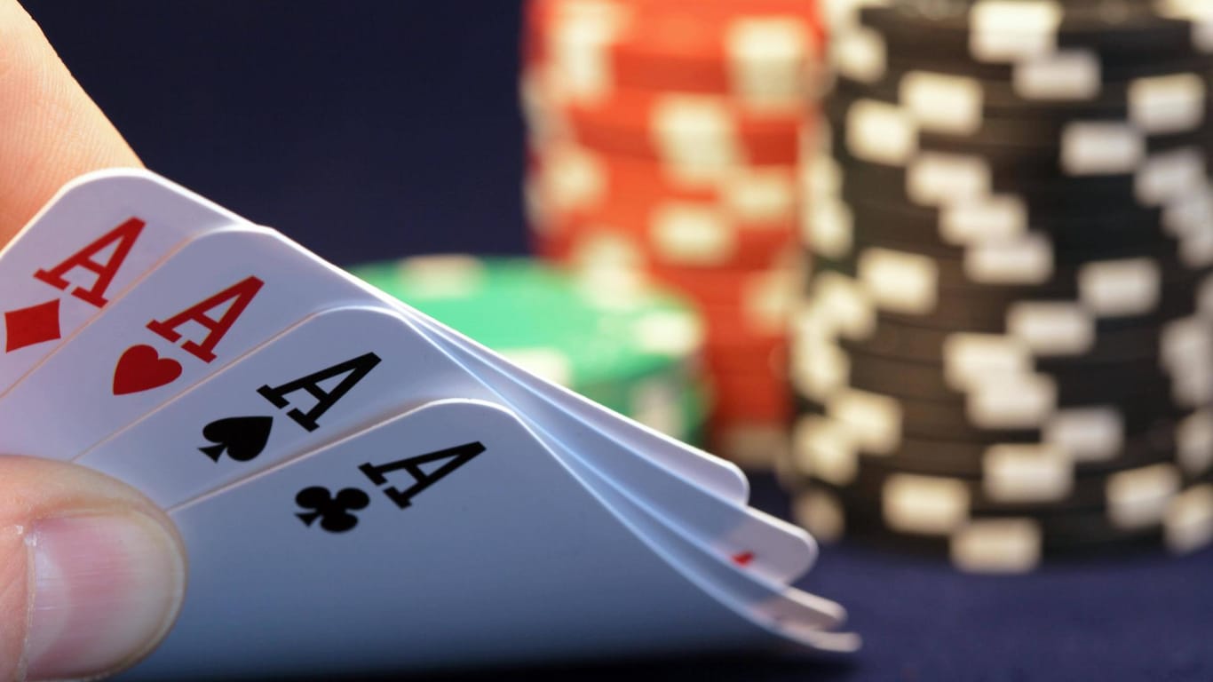Pokerchips und Spielkarten (Symbolbild): In Hamburg hat die Polizei eine illegale Glücksspielrunde aufgelöst.
