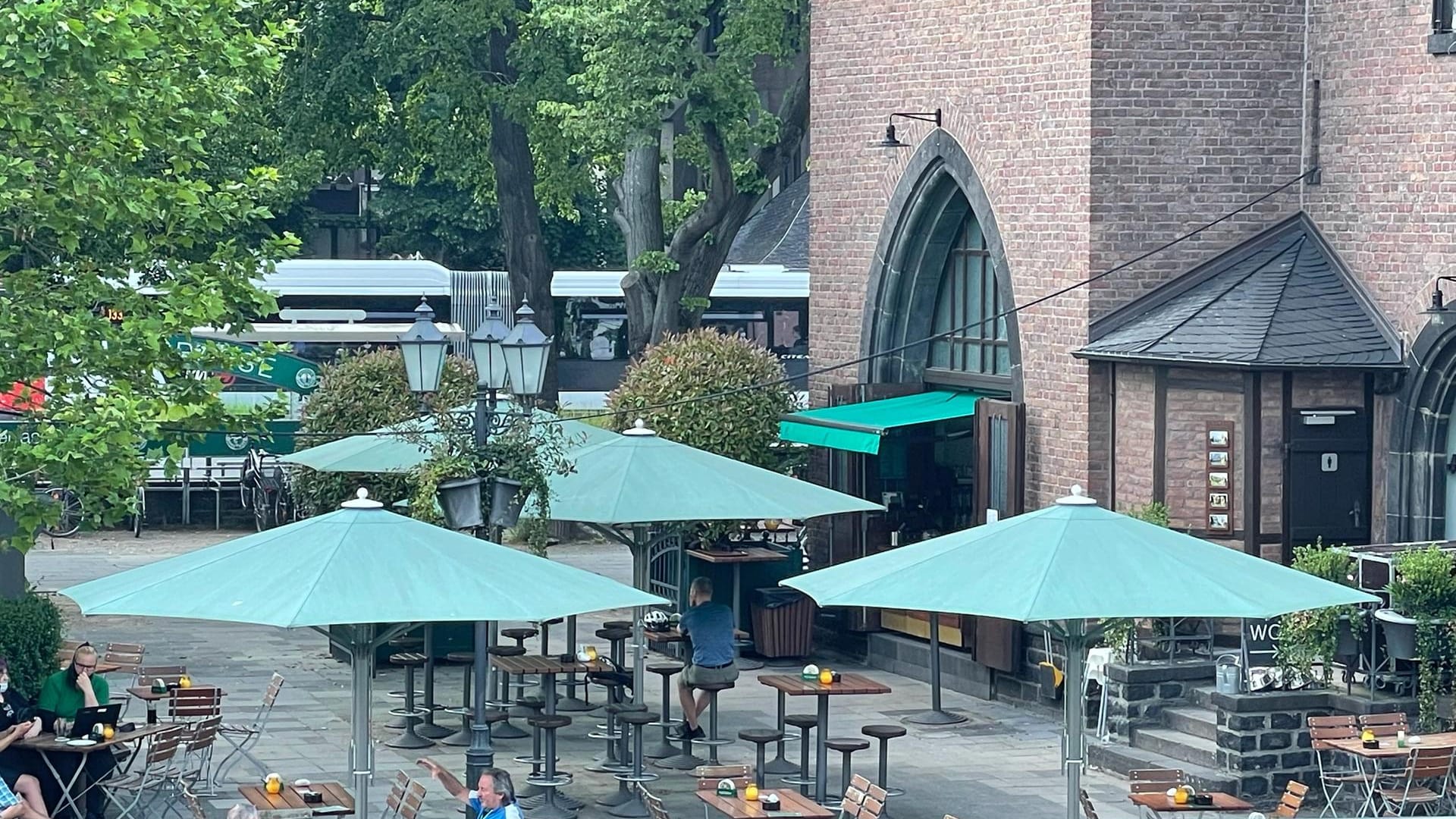 Die Kölner Hafenterrasse: Der Biergarten liegt mitten in der Innenstadt.