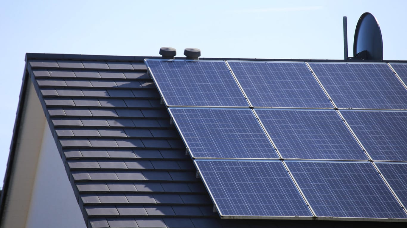Einfamilienhaus mit Photovoltaik-Anlage: Eine Pflicht für Solarzellen auf jedem Neubau plant die Bundesregierung offenbar nicht mehr.