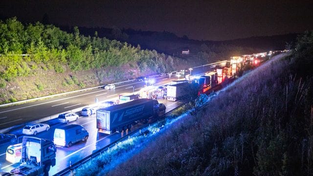 Fahrzeugen stehen in einem Stau auf der Autobahn 8: Die Strecke musste stundenlang gesperrt bleiben.