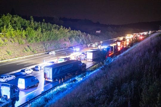 Fahrzeugen stehen in einem Stau auf der Autobahn 8: Die Strecke musste stundenlang gesperrt bleiben.