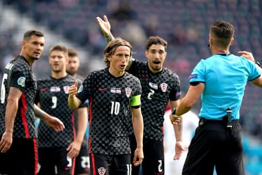 Luka Modric (M) und seine Mitspieler im Diskurs mit dem Schiedsrichter.