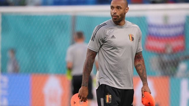 Belgiens Co-Trainer Thierry Henry beim Aufwärmen der Mannschaft.