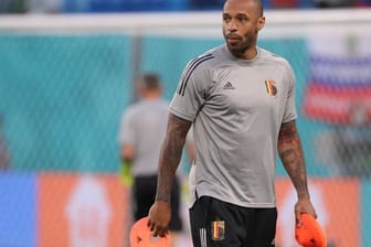 Belgiens Co-Trainer Thierry Henry beim Aufwärmen der Mannschaft.