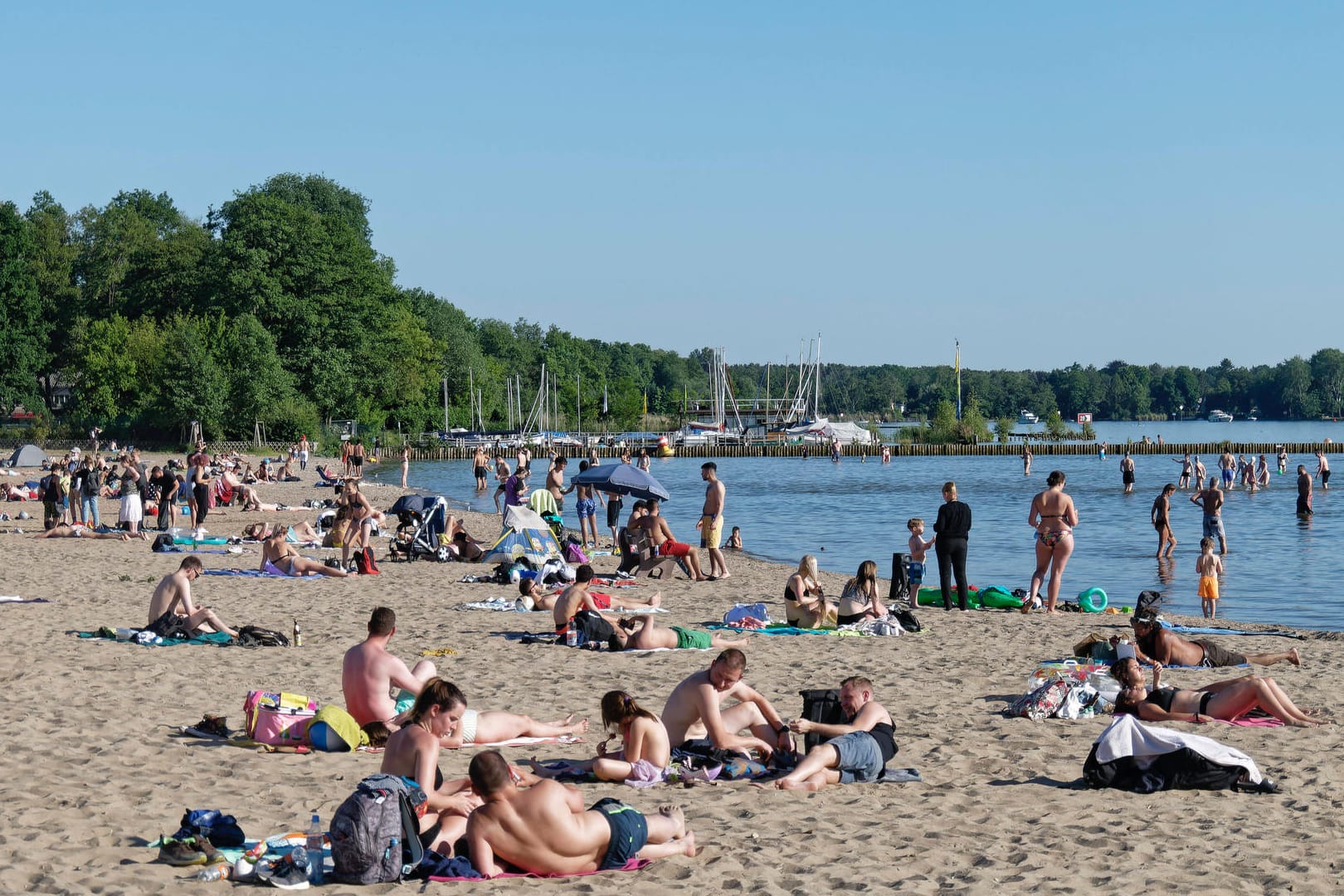 Heiße Temperaturen in Berlin: Deutschland schwitzt während der ersten Hitzewelle des Jahres.