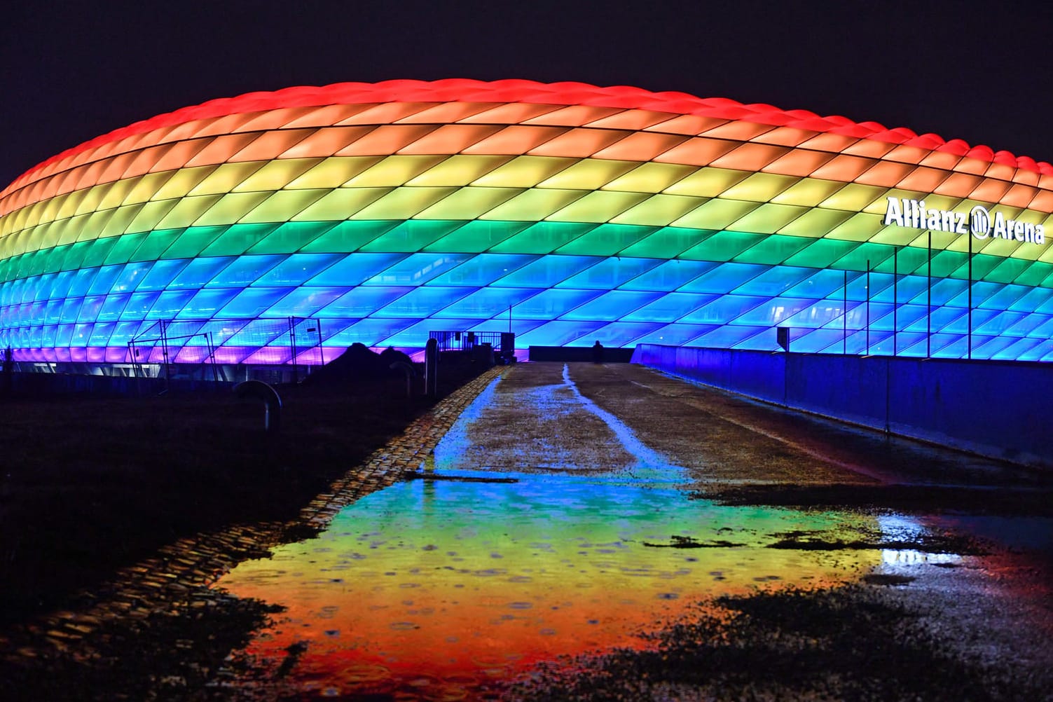 Die Münchener Allianz Arena: Der FC Bayern hatte seine Heimspielstätte bereits im Winter als Zeichen für Toleranz in Regenbogenfarben erstrahlen lassen.