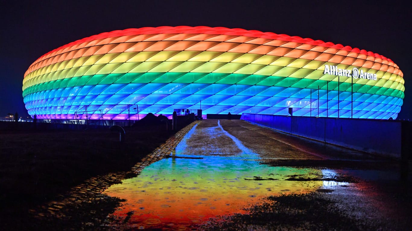 Die Münchener Allianz Arena: Der FC Bayern hatte seine Heimspielstätte bereits im Winter als Zeichen für Toleranz in Regenbogenfarben erstrahlen lassen.