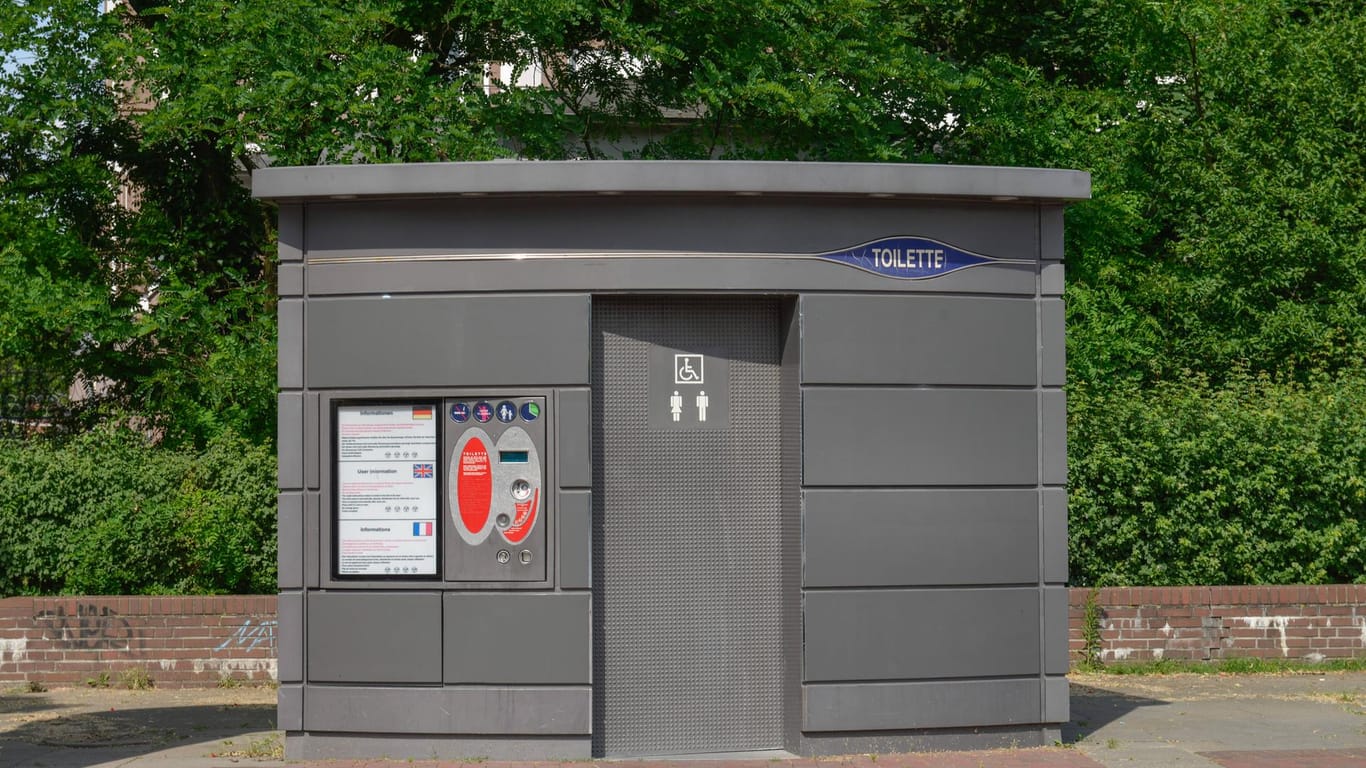 Eine öffentliche Toilette am Millerntor (Archivbild): Die CDU der Hansestadt fordert mehr solcher stillen Örtchen.