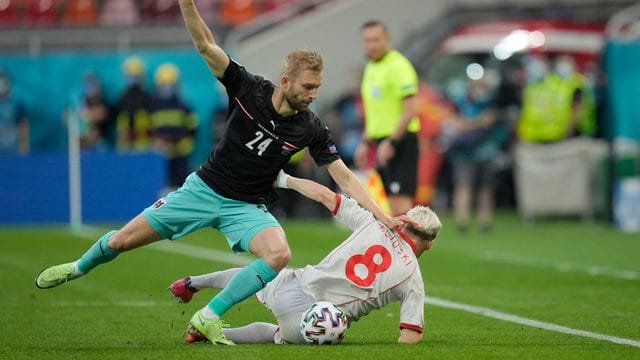 Österreichs Konrad Laimer (l) kämpft mit Nordmazedoniens Ezgjan Alioski um den Ball.