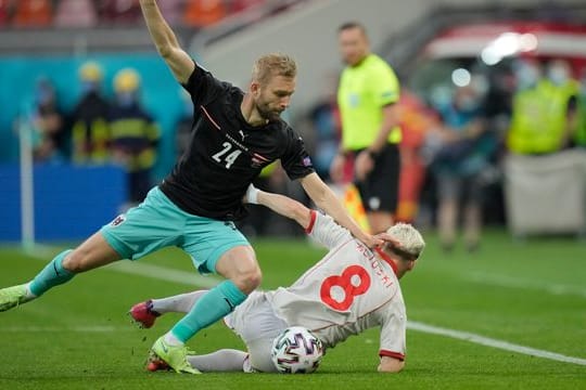 Österreichs Konrad Laimer (l) kämpft mit Nordmazedoniens Ezgjan Alioski um den Ball.