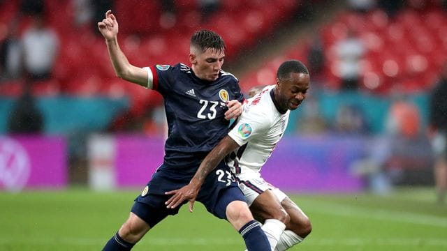 Schottlands Billy Gilmour (l) trennt Englands Raheem Sterling vom Ball.