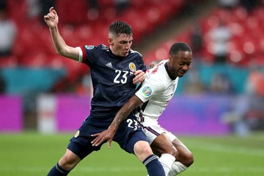 Schottlands Billy Gilmour (l) trennt Englands Raheem Sterling vom Ball.