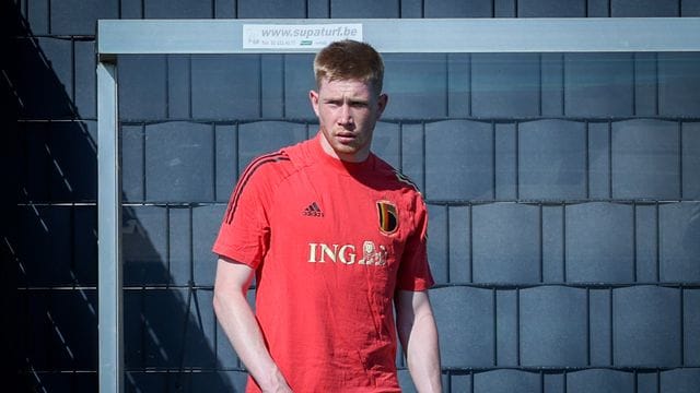 Belgiens Kevin De Bruyne kommt zu einer Trainingseinheit auf den Platz.