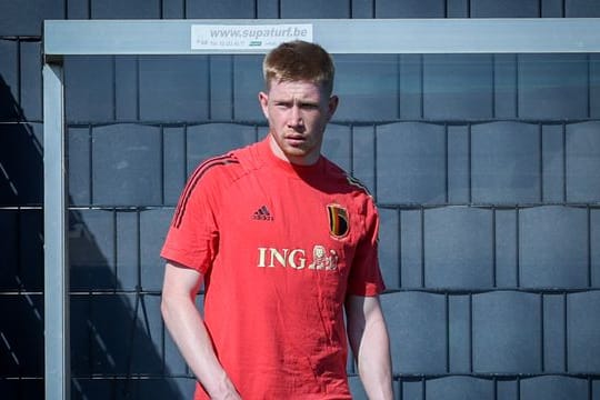 Belgiens Kevin De Bruyne kommt zu einer Trainingseinheit auf den Platz.