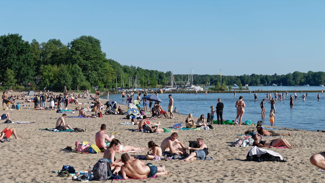 Strand am Berliner Müggelsee: Bei den Temperaturen lockt es auch in den Städten viele ans Wasser.