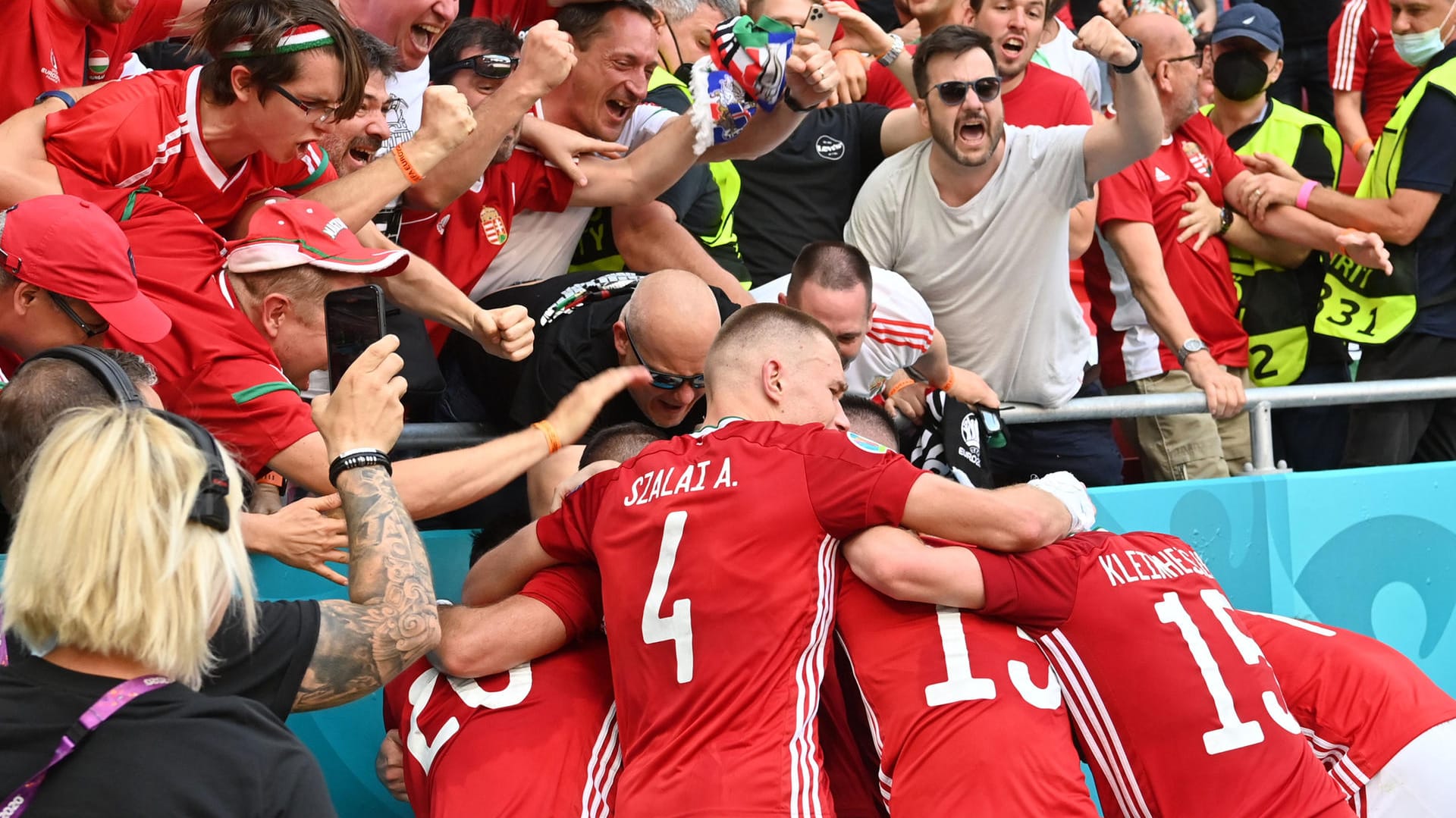 Budapest steht Kopf: Nach dem 1:0 gegen Frankreich lässt sich Torschütze Attila Fiola von den ungarischen Fans feiern.