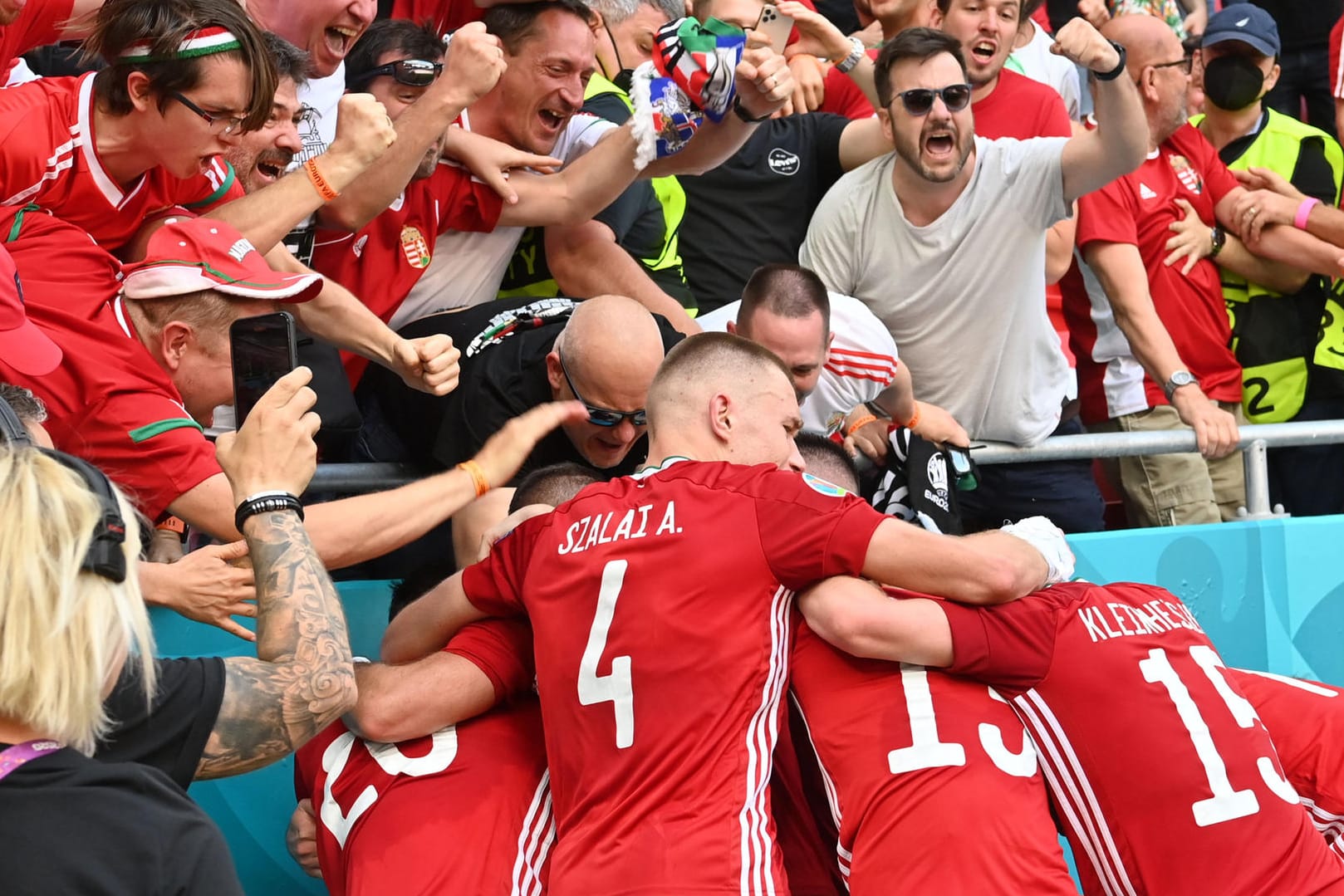 Budapest steht Kopf: Nach dem 1:0 gegen Frankreich lässt sich Torschütze Attila Fiola von den ungarischen Fans feiern.