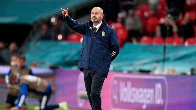 Schottlands Trainer Steve Clarke gestikuliert während des Spiels an der Seitenauslinie.