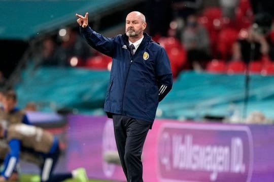 Schottlands Trainer Steve Clarke gestikuliert während des Spiels an der Seitenauslinie.