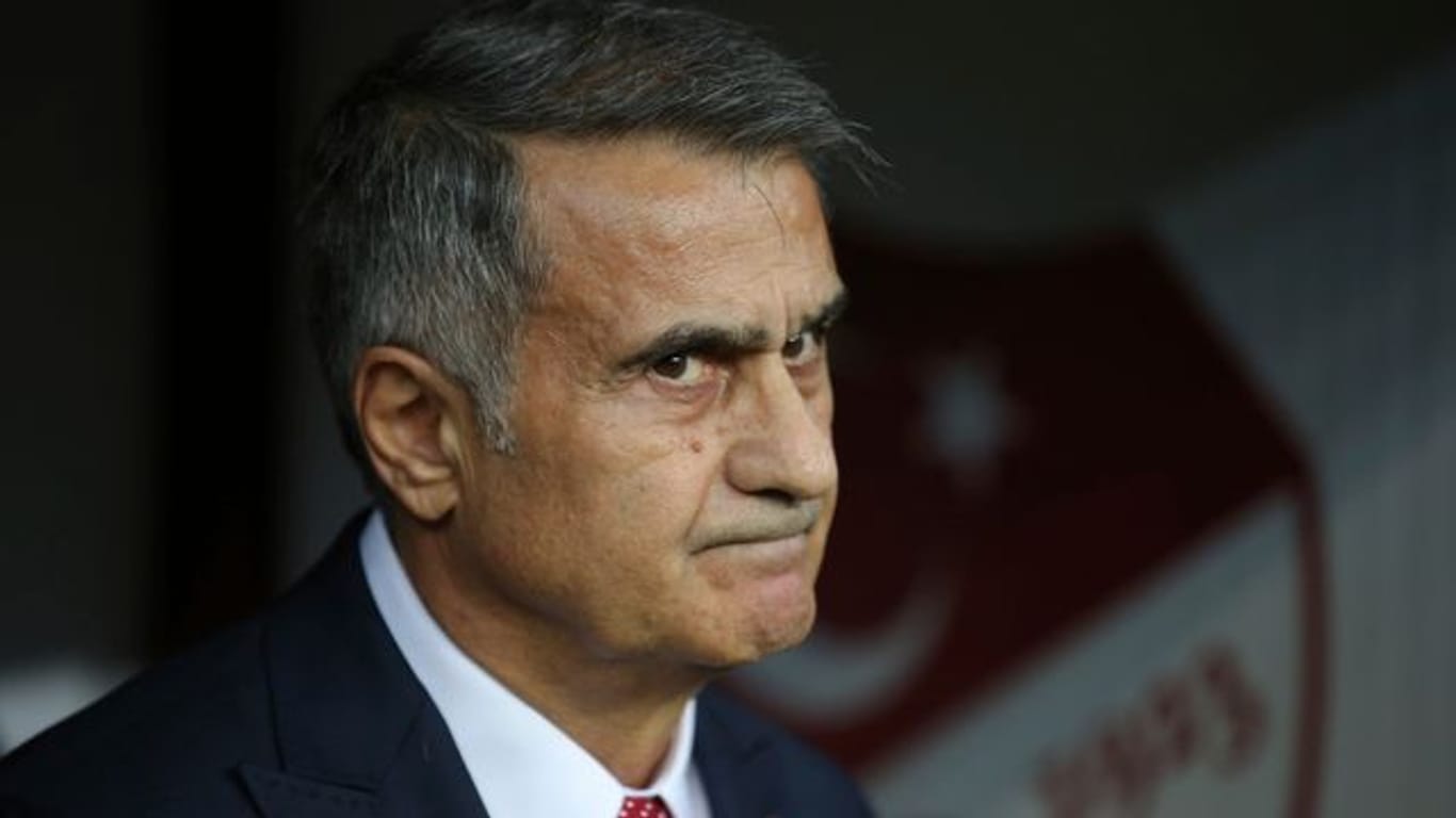 Senol Günes, Trainer der Türkei, beobachtet ein Spiel von der Ersatzbank aus.