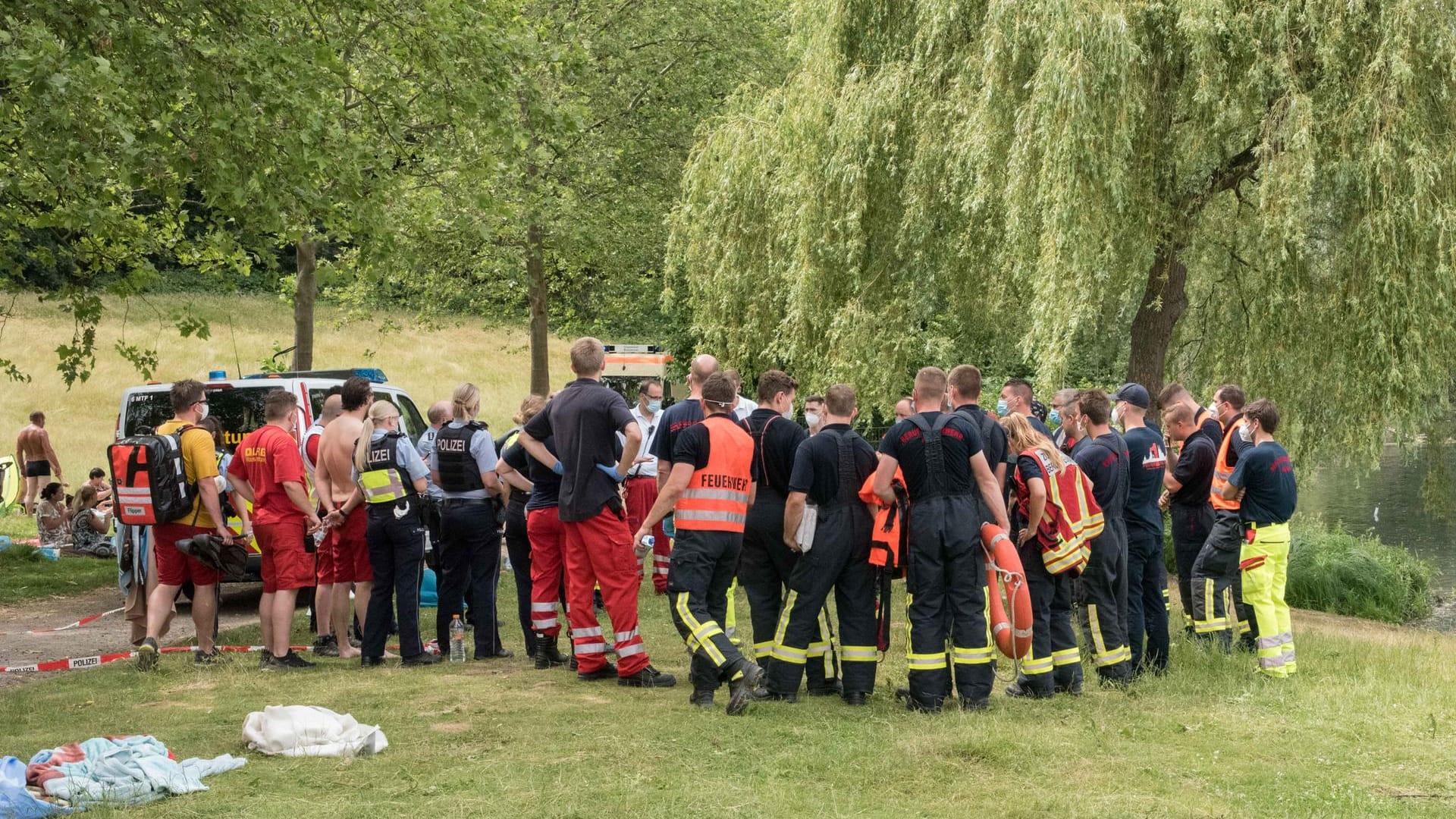 Viele Rettungskräfte am Unglücksort: Sie mussten einen jungen Mann nach einem Badeunfall reanimieren. Viele Rettungskräfte am Unglücksort: Sie mussten einen jungen Mann nach einem Badeunfall reanimieren.