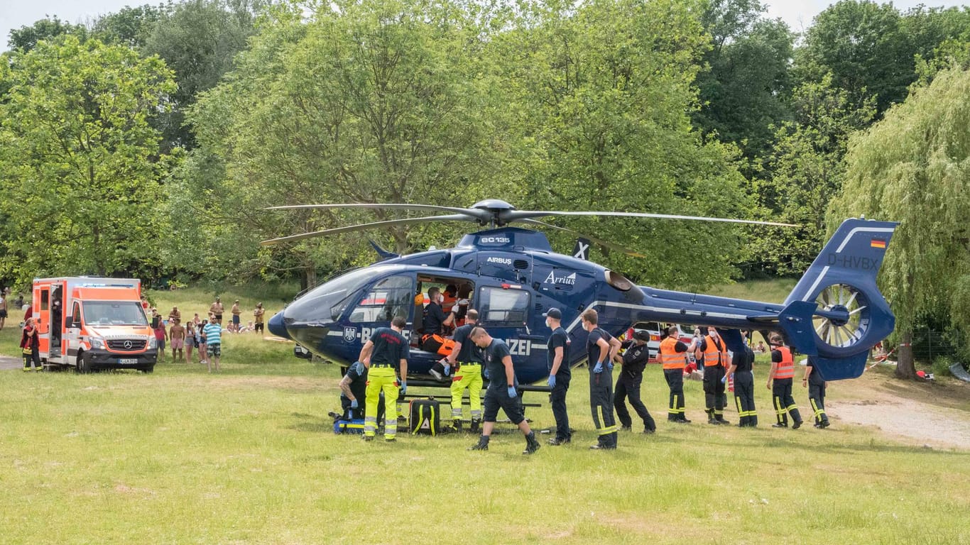 Ein Rettungshubschrauber am Fühlinger See: Er brachte den jungen Mann in ein Krankenhaus.
