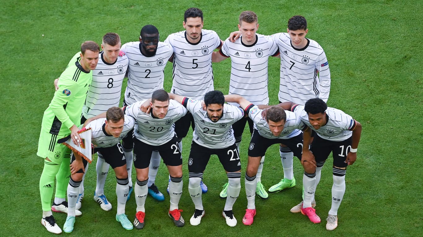 Die deutsche Mannschaft vor dem Anpfiff gegen Deutschland.