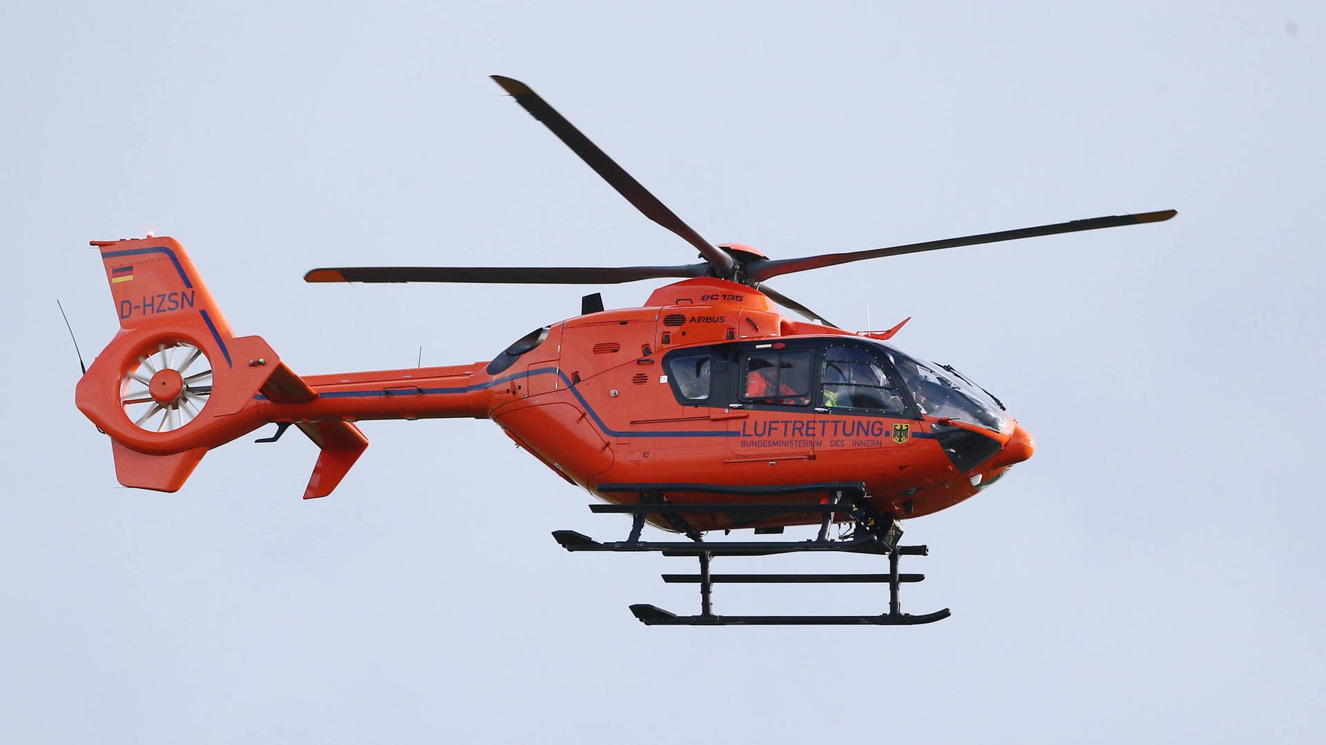 Rettungshubschrauber in Köln (Symbolbild): Der Mann musste während des Flugs weiter reanimiert werden.