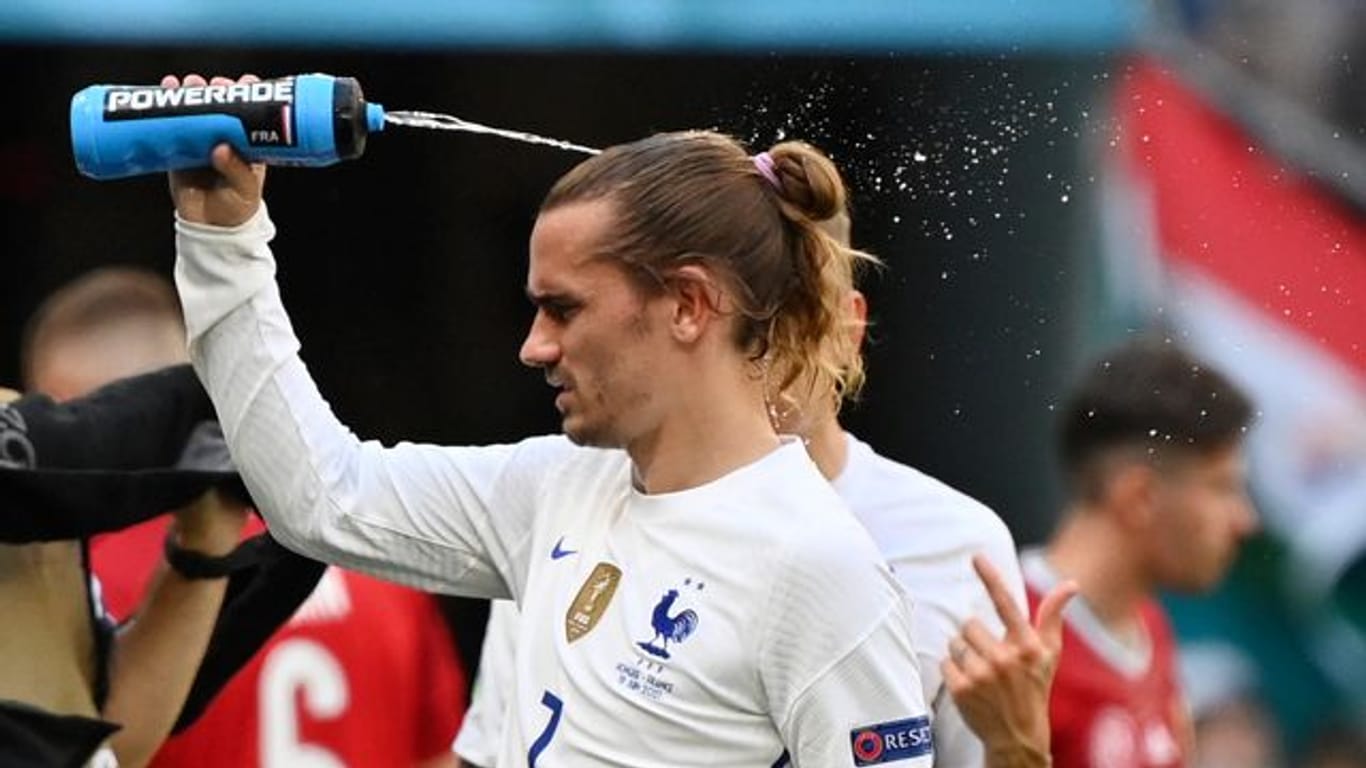 Frankreichs Antoine Griezmann spritzt sich zur Abkühlung Wasser auf den Kopf.