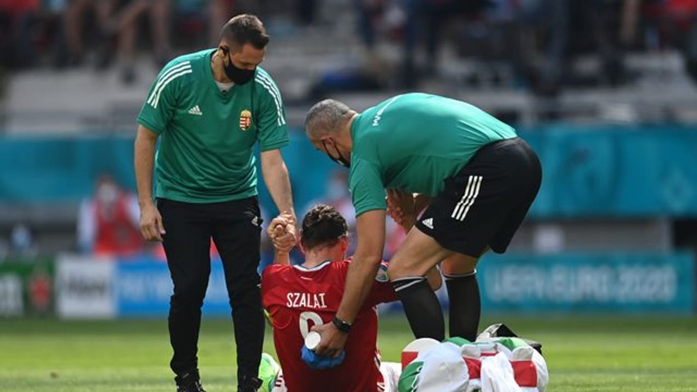 Betreuer helfen Ungarns verletztem Adam Szalai auf.