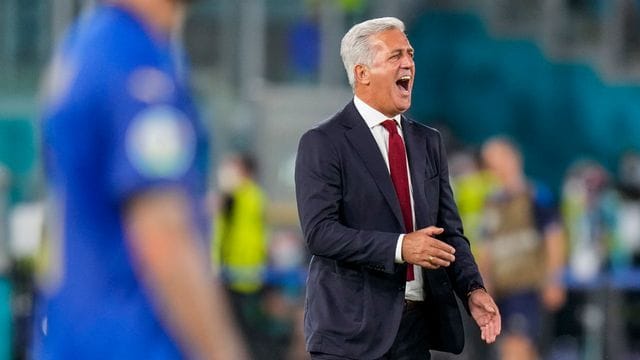 Vladimir Petkovic, Trainer der Schweiz, ruft seinen Spielern von der Seitenlinie Anweisungen zu.