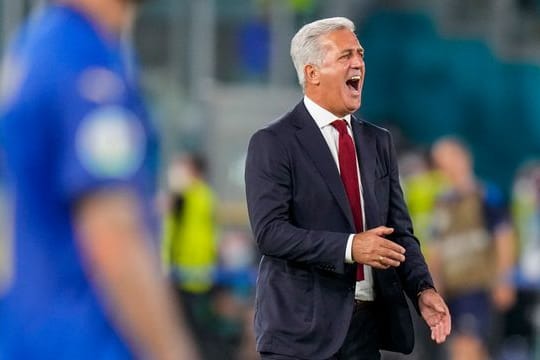 Vladimir Petkovic, Trainer der Schweiz, ruft seinen Spielern von der Seitenlinie Anweisungen zu.