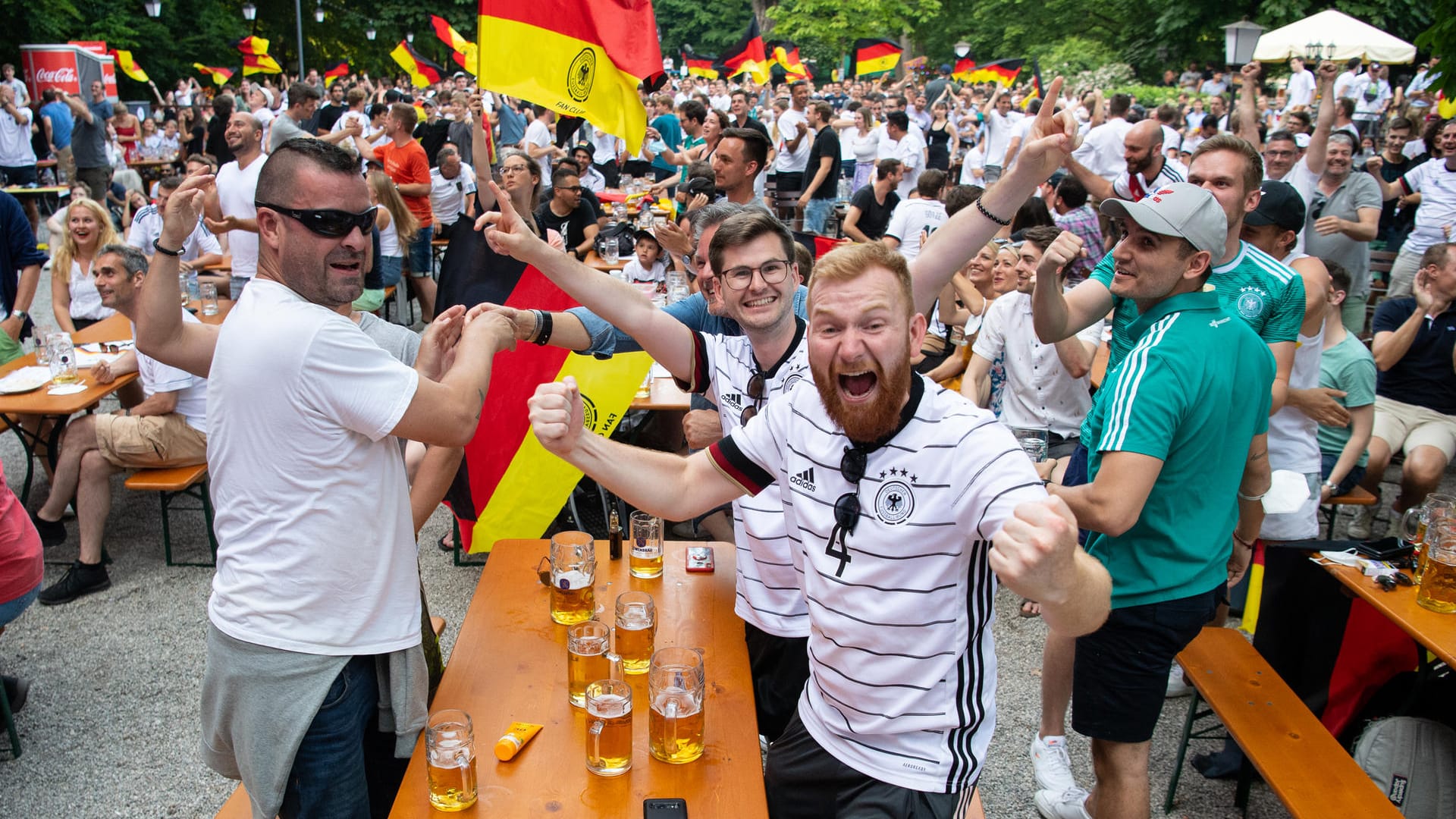 Jubel und wenig Abstand: Fans im Münchner Biergarten.