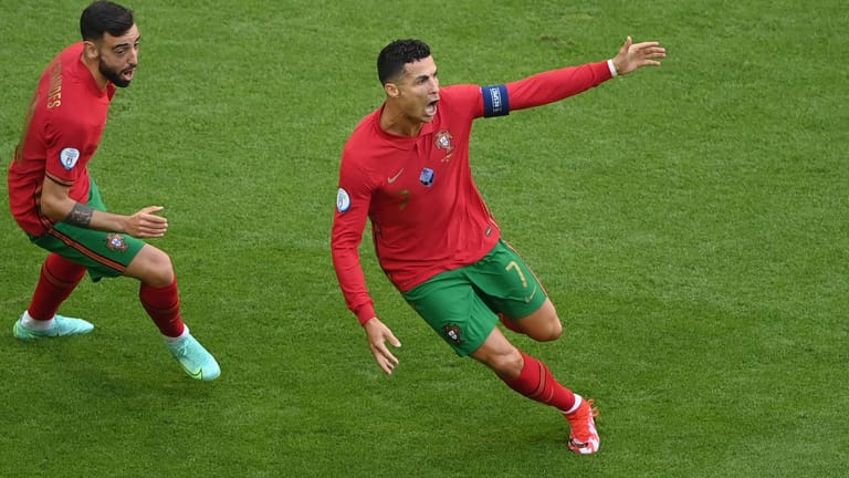 Cristiano Ronaldo (r.) erzielte nach einer Viertelstunde die zwischenzeitliche Führung für Portugal. Doch seine Freude währte nur kurz.