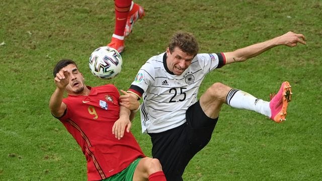 Thomas Müller (r) im Duell mit Portugals André Silva.