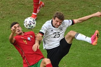 Thomas Müller (r) im Duell mit Portugals André Silva.