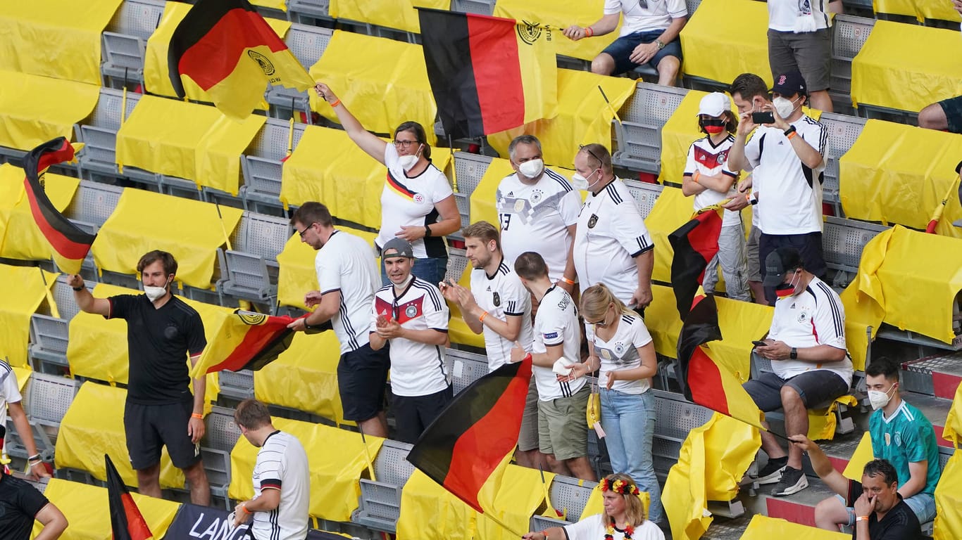Fans feiern am Samstag im Münchner Stadion: teils mit wenig Abstand und wenig Maske.