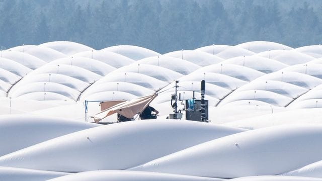 Polizisten auf dem Dach des Münchner Stadions Polizisten auf dem Dach des Münchner Stadions
